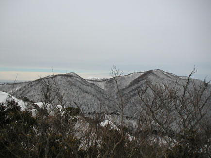 中央に白く武奈ヶ岳