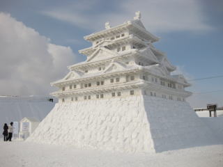 この名古屋城も雪像としてはかなり大きいほうなんだけど、隣が巨大すぎ(^^;