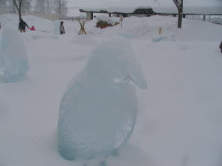 入り口付近にはこのような氷の彫像がたくさんありました。