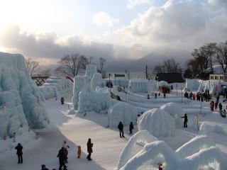 氷濤祭りの全体。そこそこ人が居ますね〜。滑り台には子供がたくさん。