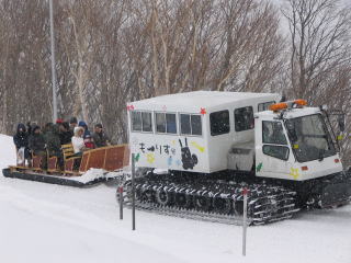 キャタピラ式の雪上車はもう乗りたくない(^^;　ソリの方は寒いけど、あんまり揺れないから快適♪