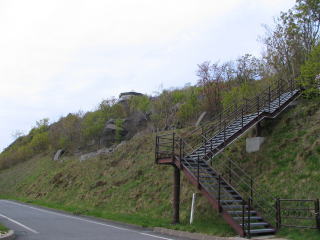 てこてこと金属製の階段を登ります。景色をなによりしょぼく思わせたのは、怖いのをがんばったのにこれだけかよ！って思いでしょう（笑）
